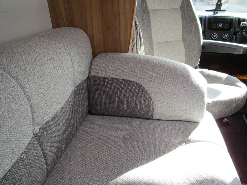 A two-tone effect gas aslo been possible with the seat armrests which match in with the backrest cushions